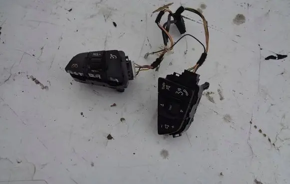 Steering wheel buttons/switches