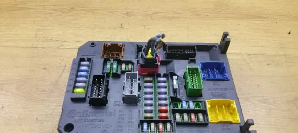 Peugeot 508 Fuse module 9664992380