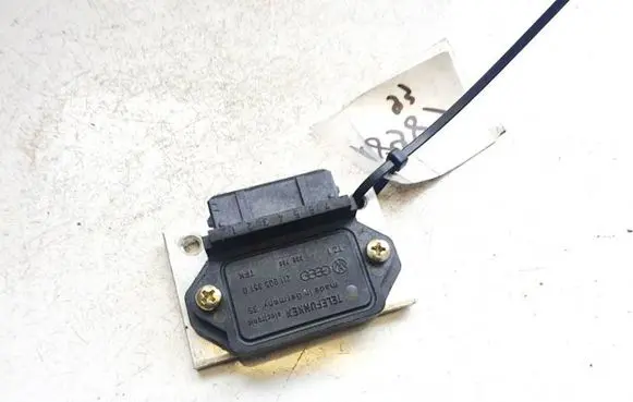 Audi 80 90 B3 Ignition amplifier control unit 211905351D 338738