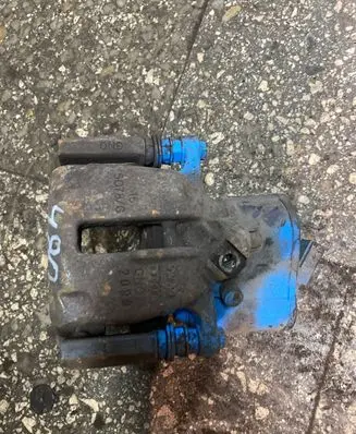 Volkswagen PASSAT B6 Front brake caliper