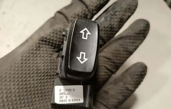 Opel Insignia B Seat control switch 13282592