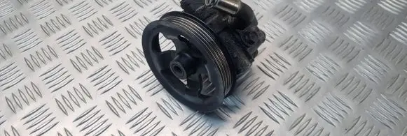 Toyota Avensis T250 Power steering pump 4B05097