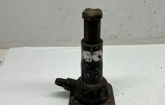 Toyota Hilux (AN10, AN20, AN30) Lift Jack