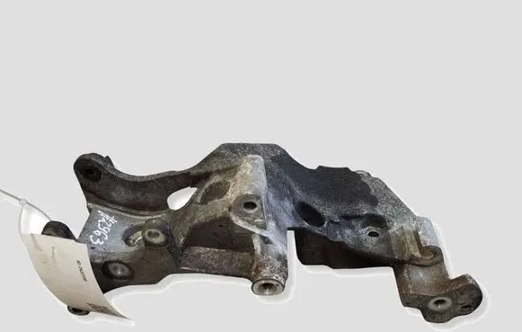 Hyundai Santa Fe Generator/alternator bracket