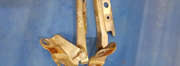 Mazda BT-50 Engine bonnet/hood hinges