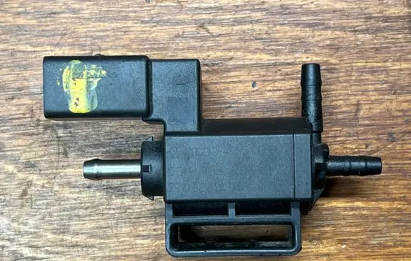 Volkswagen Golf VII Turbo solenoid valve 06H906283B 0328000 15T041