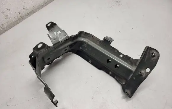 Audi Q7 4M Fender mounting bracket 4M0821137B