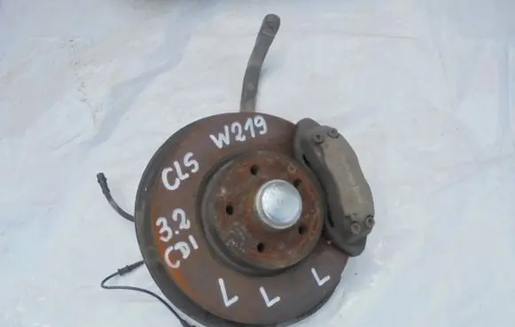 Mercedes-Benz CLS C219 Front wheel hub spindle knuckle 2195236520