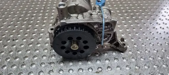 Volkswagen Tiguan Oil pump 04L145208K