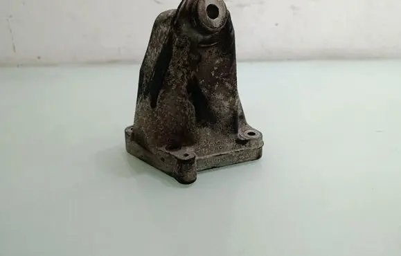 Engine mounting bracket