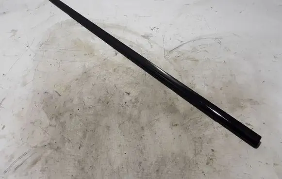 Mercedes-Benz GLE W167 Front door glass trim molding A1677200801