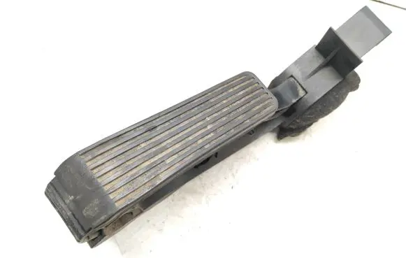 Mercedes-Benz CLS C219 Accelerator throttle pedal A2113010001
