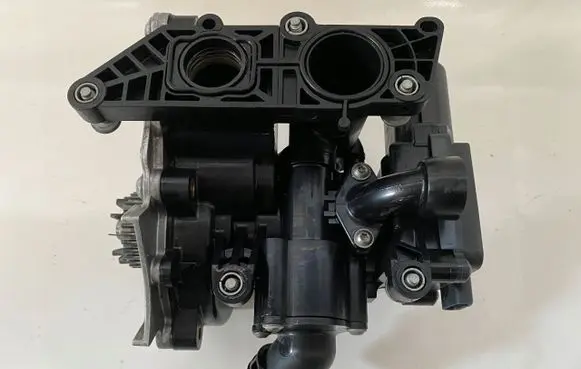Volkswagen Golf VII Thermostat/thermostat housing 06L121111K