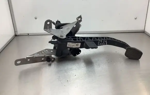 Ford Focus Brake pedal BV617B633RB