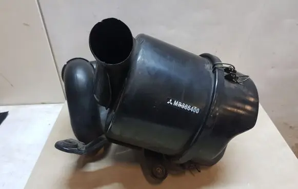 Mitsubishi Pajero Sport I Air filter box MR386400
