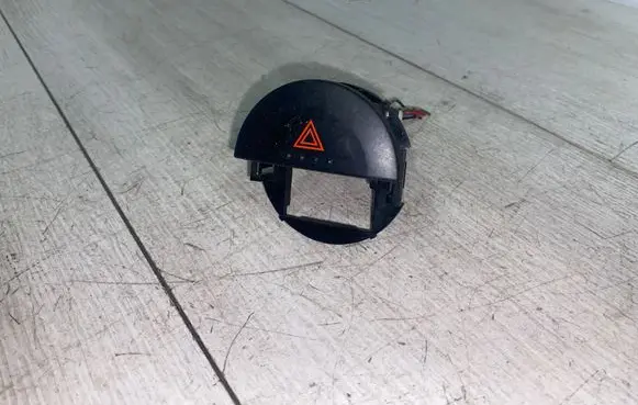 Nissan X-Trail T30 Hazard light switch 06016