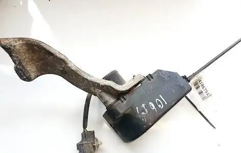 Accelerator throttle pedal
