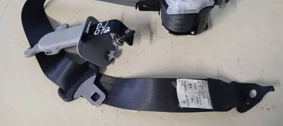 Honda FR-V Rear seatbelt 6090766