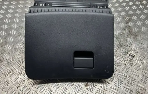 Nissan Juke I F15 Glove box