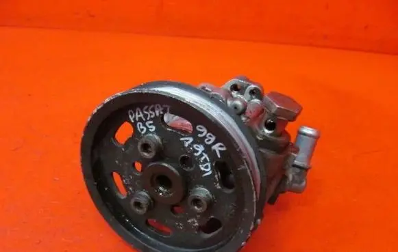 Volkswagen PASSAT B5 Power steering pump 8D0145156T