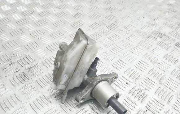 Master brake cylinder