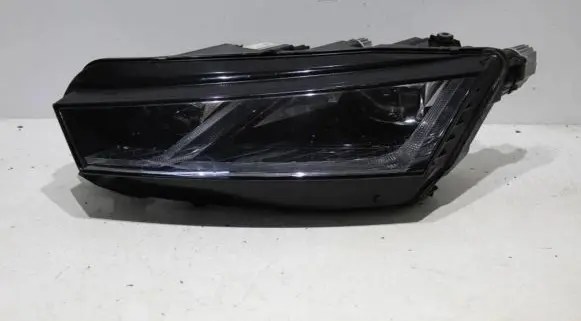 Skoda Octavia Mk4 Headlight/headlamp 5E4941015A LE18A6419 030111823300