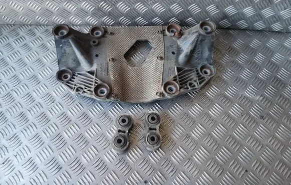 Volvo XC70 Rear differential/diff mount bracket 3063993