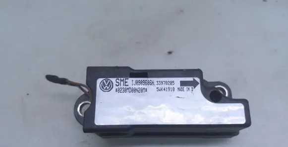 Volkswagen PASSAT B5 Airbag deployment crash/impact sensor 1J0909606N