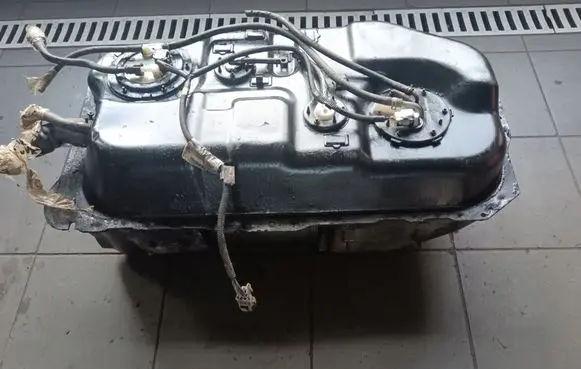 Mitsubishi Pajero Pinin Fuel tank