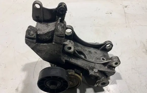 Citroen Xsara Picasso Engine mounting bracket 9643834880 96348179