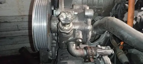 Volkswagen Golf IV Power steering pump KYB