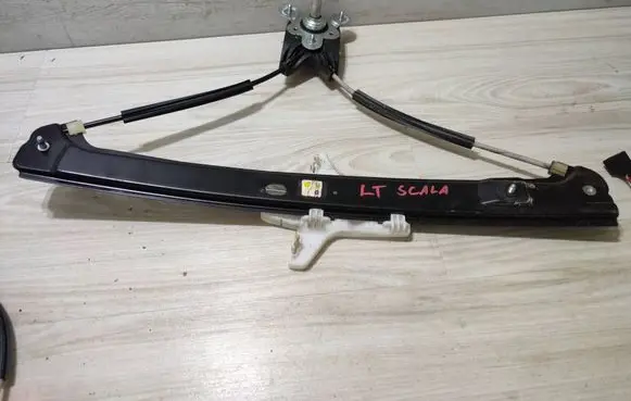 Skoda Scala Rear window lifting mechanism without motor 