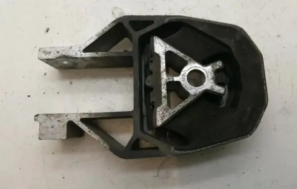 Engine mounting bracket