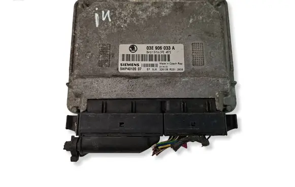Skoda Fabia Mk1 (6Y) Engine control unit/module 03E906033A 5WP4012007