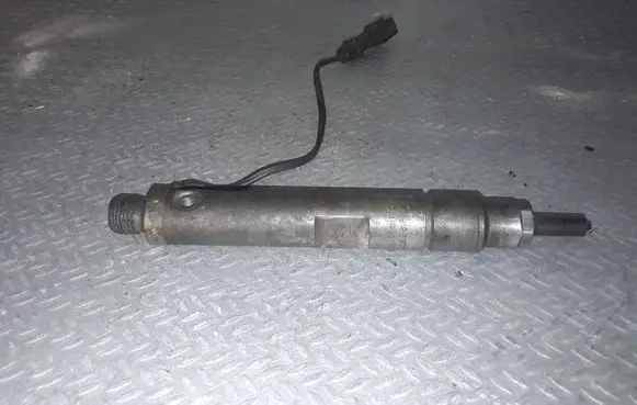 Volkswagen Golf III Fuel injector 028130201J