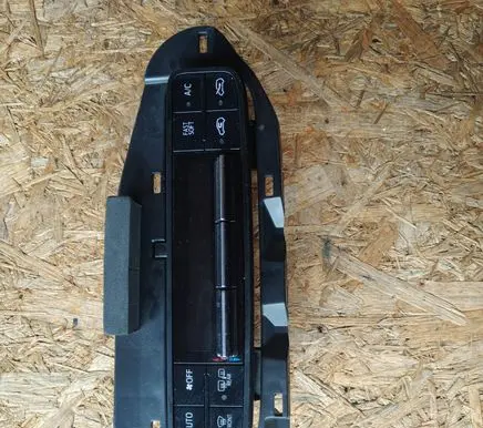 Toyota Auris E210 Climate control unit 5546802030