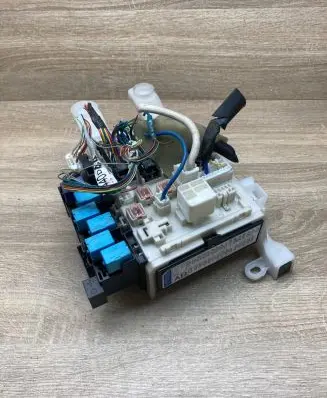 Toyota RAV 4 (XA30) Fuse module 8273042020
