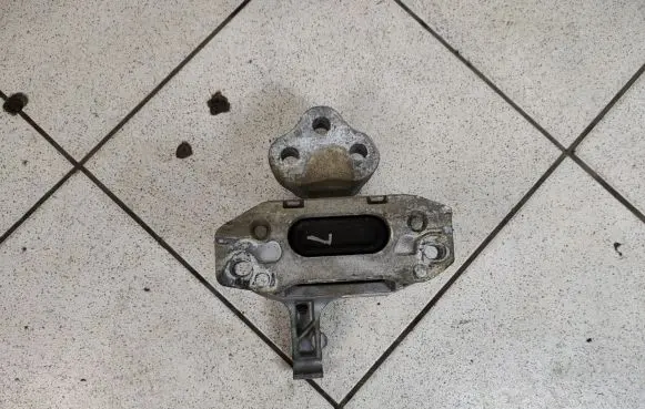 Jeep Cherokee Engine mounting bracket P68164710AE