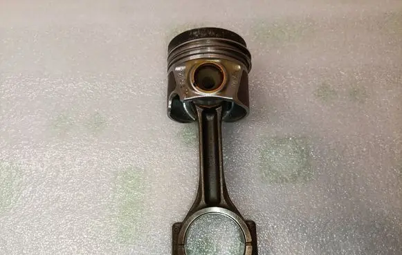 Volkswagen Touran III Piston with connecting rod 04L107065AM 04L107065R 04L105401A