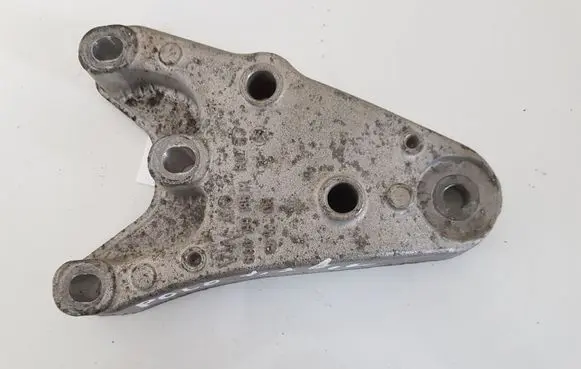 Engine mounting bracket