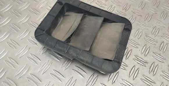 Quarter panel pressure vent