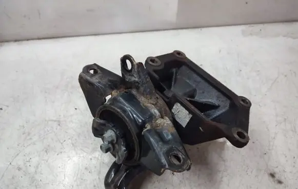 KIA Sorento Engine mount bracket