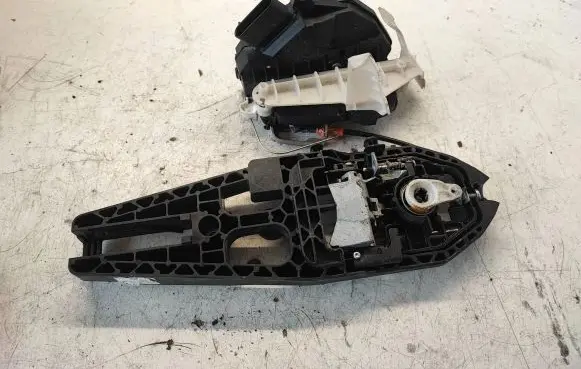 Ford Mustang VI Front door lock BF6AF21813BF C37640103