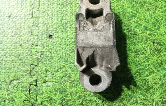 BMW 5 F10 F11 Sway bar bush bracket, front 6777870