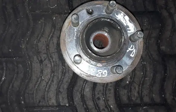 Land Rover Discovery 3 - LR3 Front wheel hub NOCODE