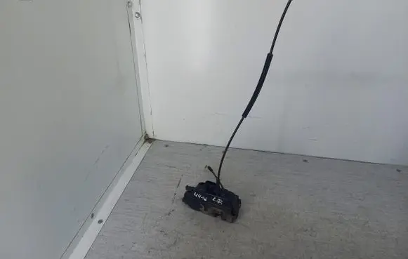 Nissan Primera Front door lock 