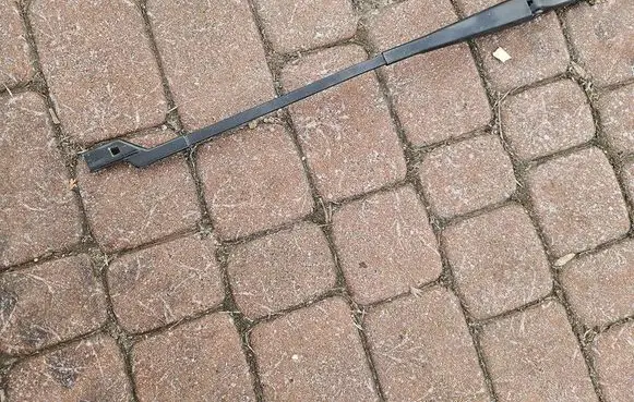 Opel Zafira C Front wiper blade arm 20812594