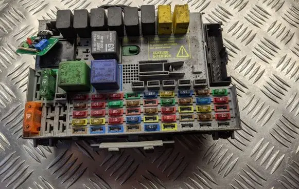 Opel Zafira A Fuse module 24412497