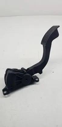 Accelerator throttle pedal