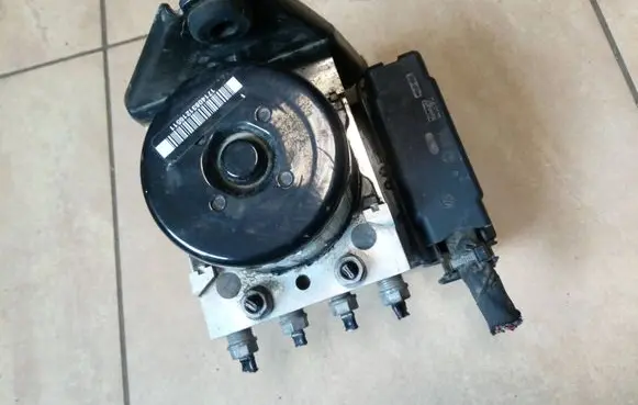 Volkswagen Golf VI ABS Pump 1K0907379BJ 1K0614517DG NE70697